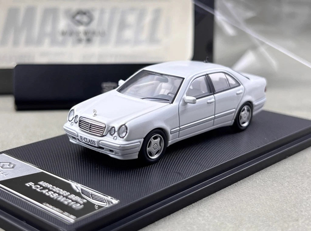 Maxwell Model 1:64-Mercedes-Benz E320 w210 White  MW640036