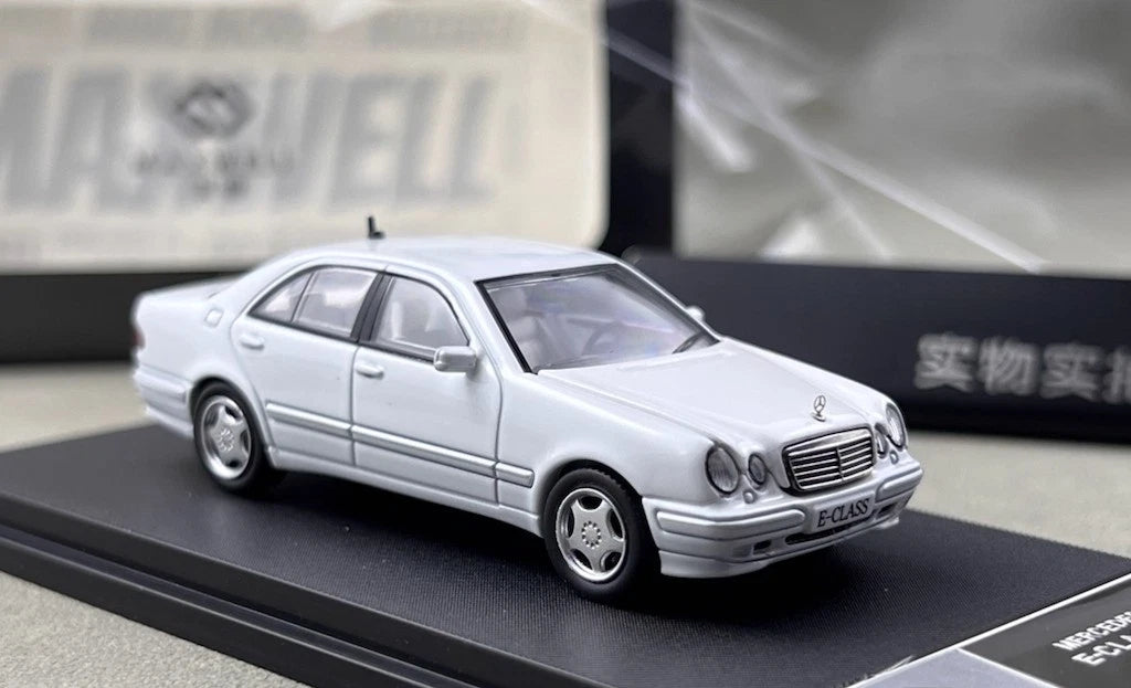 Maxwell Model 1:64-Mercedes-Benz E320 w210 White  MW640036