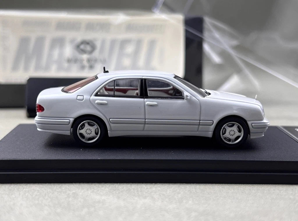 Maxwell Model 1:64-Mercedes-Benz E320 w210 White  MW640036