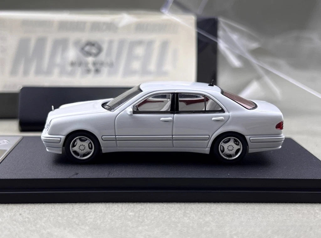 Maxwell Model 1:64-Mercedes-Benz E320 w210 White  MW640036