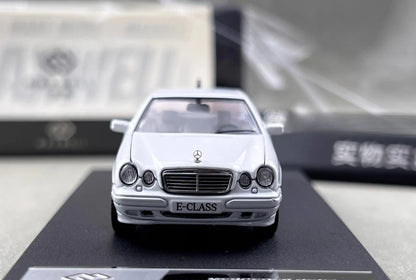 Maxwell Model 1:64-Mercedes-Benz E320 w210 White  MW640036