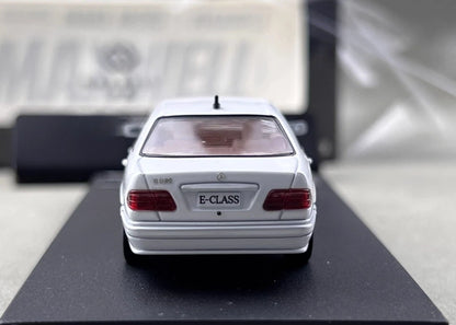 Maxwell Model 1:64-Mercedes-Benz E320 w210 White  MW640036