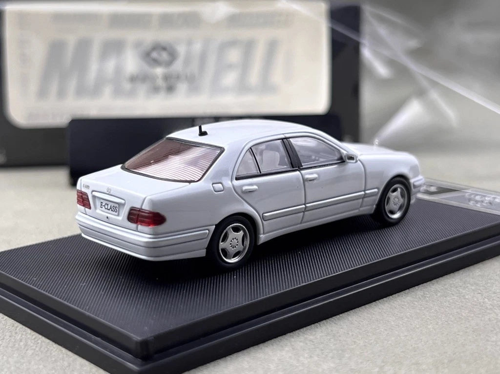 Maxwell Model 1:64-Mercedes-Benz E320 w210 White  MW640036