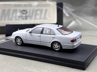 Maxwell Model 1:64-Mercedes-Benz E320 w210 White  MW640036