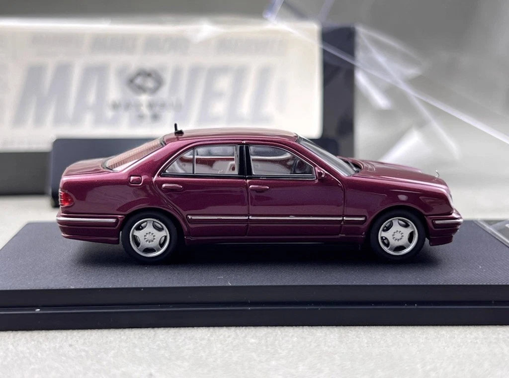 Maxwell Model 1:64-Mercedes-Benz E320 w210 Red  MW640034