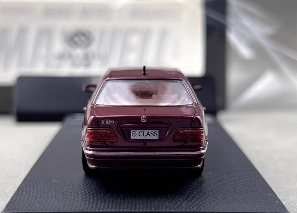 Maxwell Model 1:64-Mercedes-Benz E320 w210 Red  MW640034