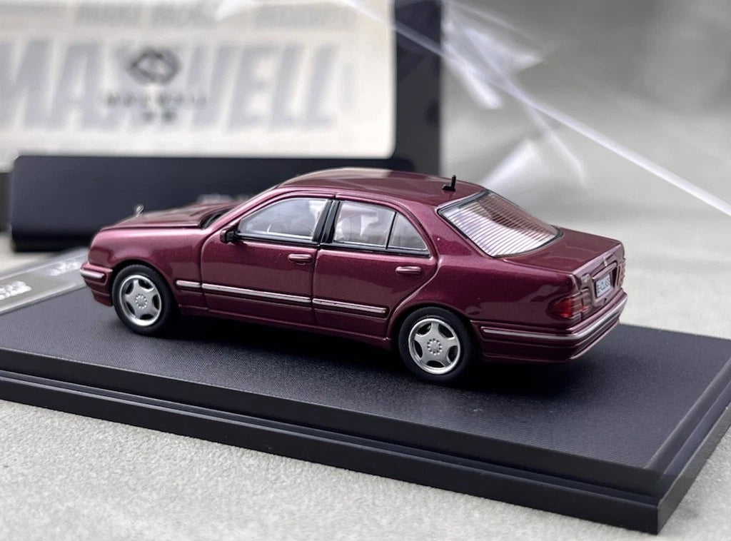 Maxwell Model 1:64-Mercedes-Benz E320 w210 Red  MW640034