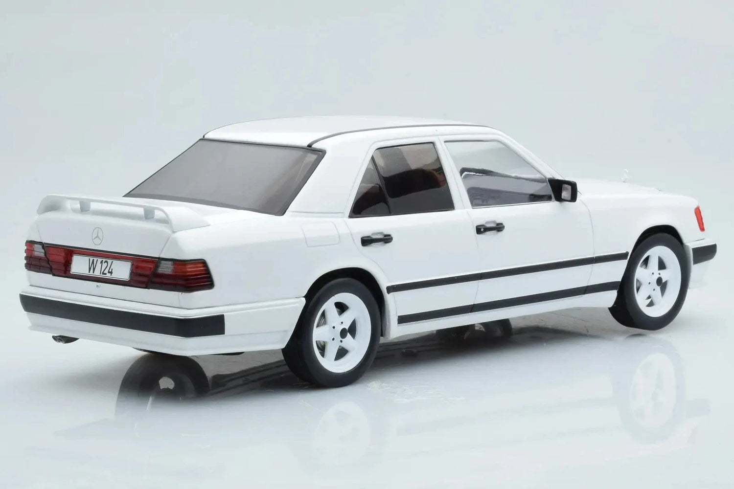 MCG 1/18"- Mercedes-Benz E-Class W124 1986 -Blanc