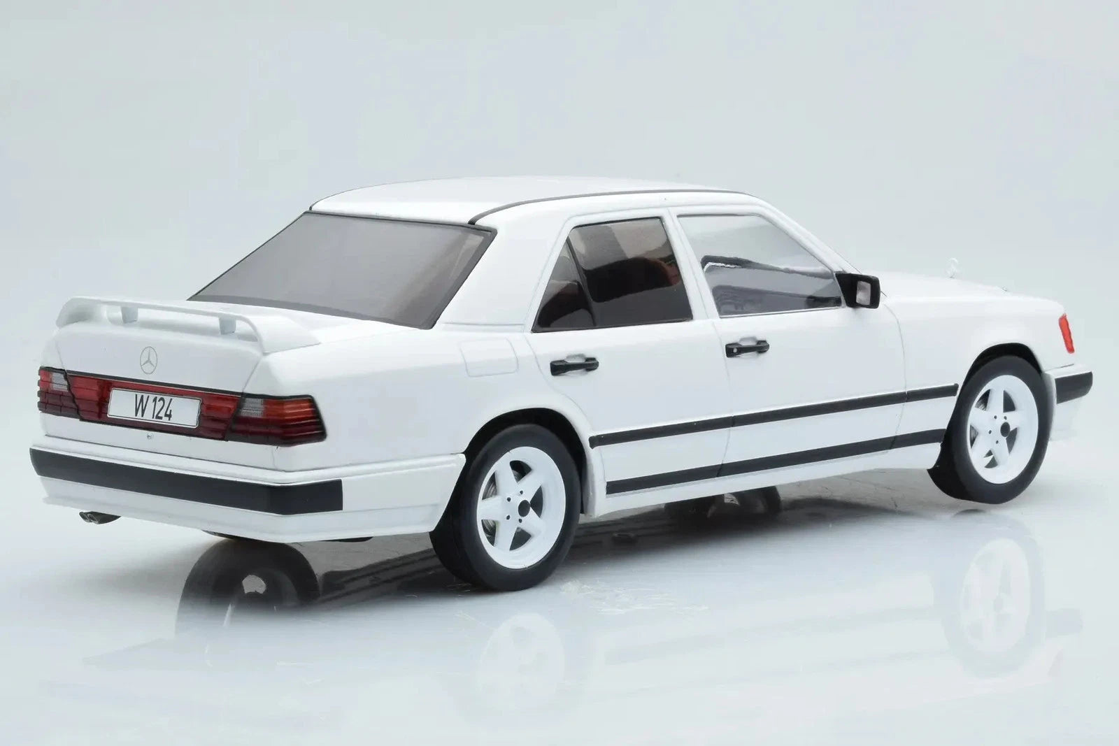 MCG 1/18"- Mercedes-Benz E-Class W124 1986 -Blanc