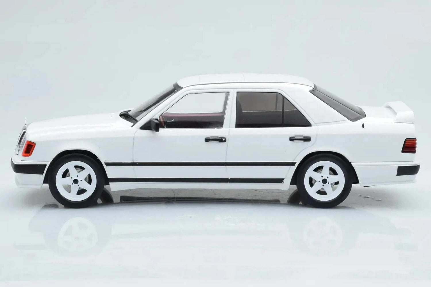 MCG 1/18"- Mercedes-Benz E-Class W124 1986 -Blanc