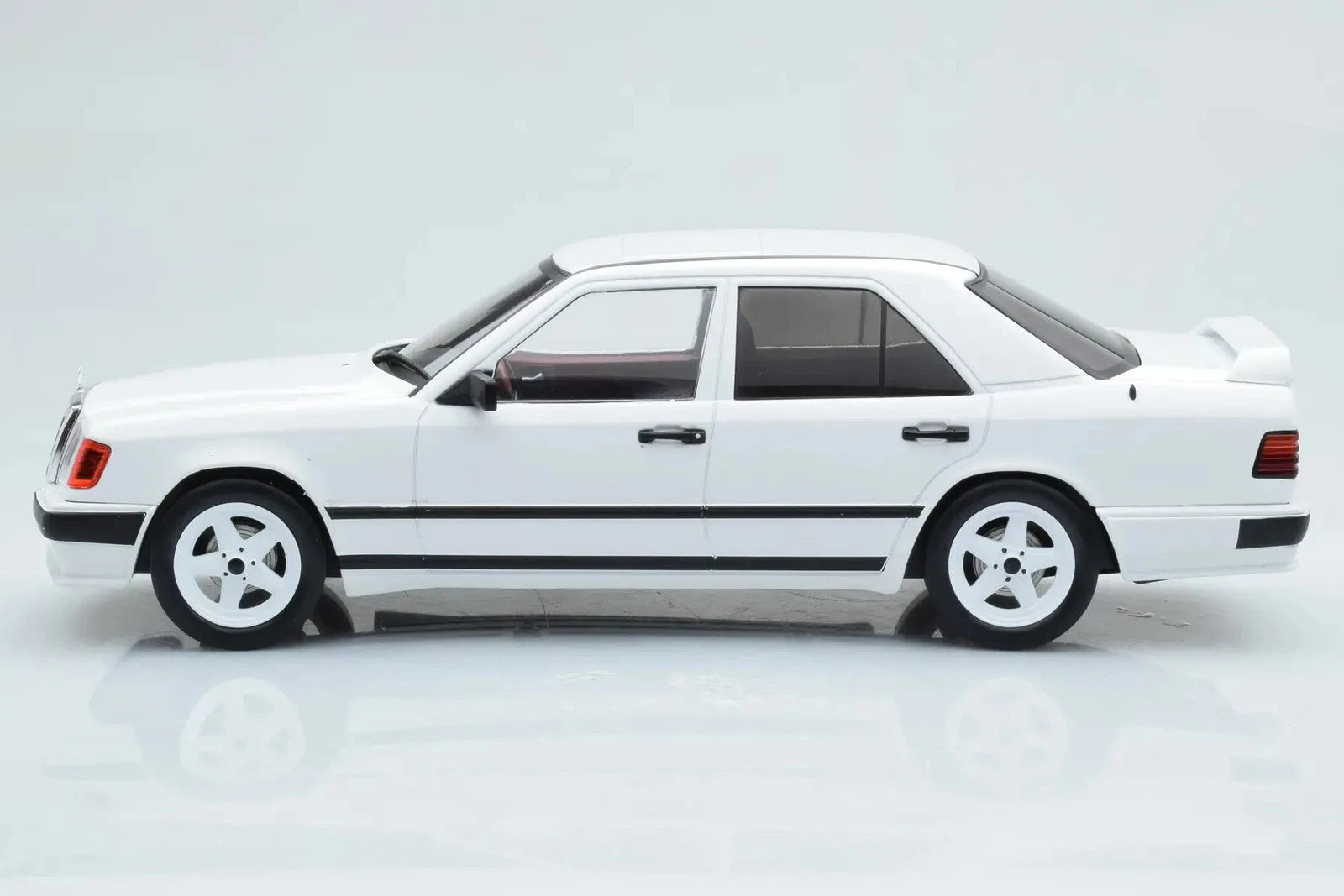 MCG 1/18"- Mercedes-Benz E-Class W124 1986 -Blanc