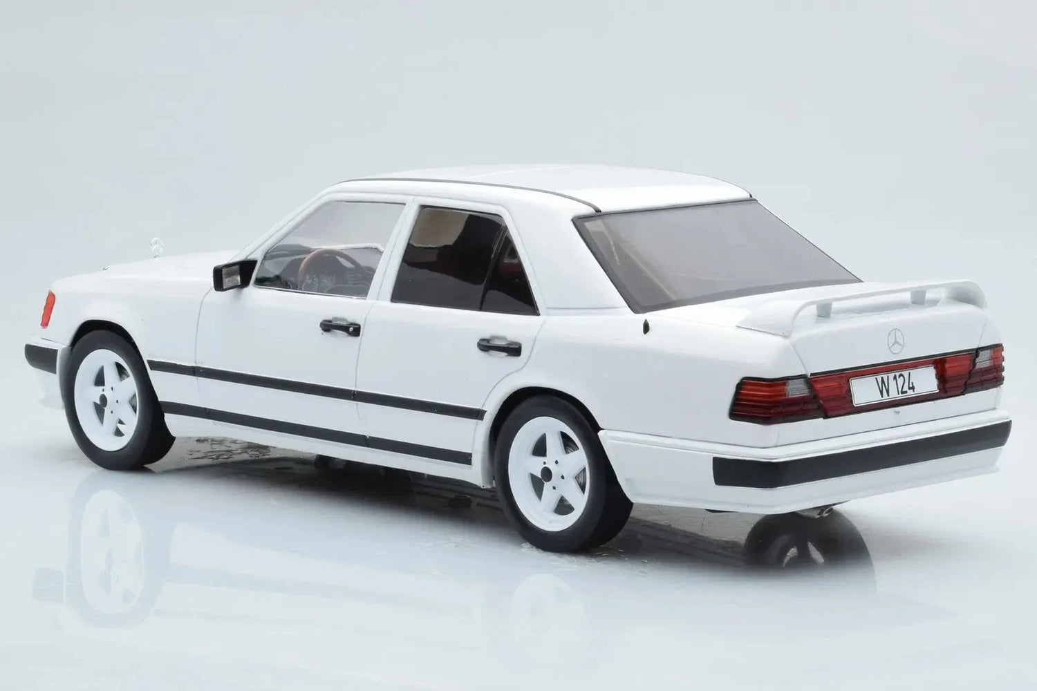 MCG 1/18"- Mercedes-Benz E-Class W124 1986 -Blanc