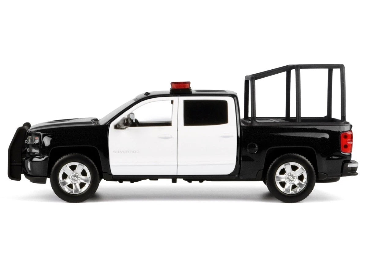 Motormax 1:27 2017 Chevrolet Silverado 1500 LT Z71 Crew Cab (Noir/Blanc-Black/White)
