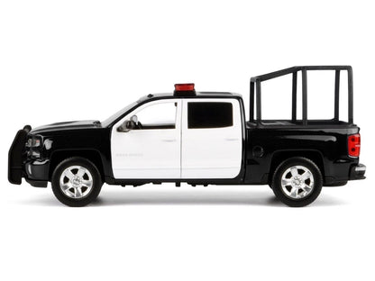 Motormax 1:27 2017 Chevrolet Silverado 1500 LT Z71 Crew Cab (Noir/Blanc-Black/White)
