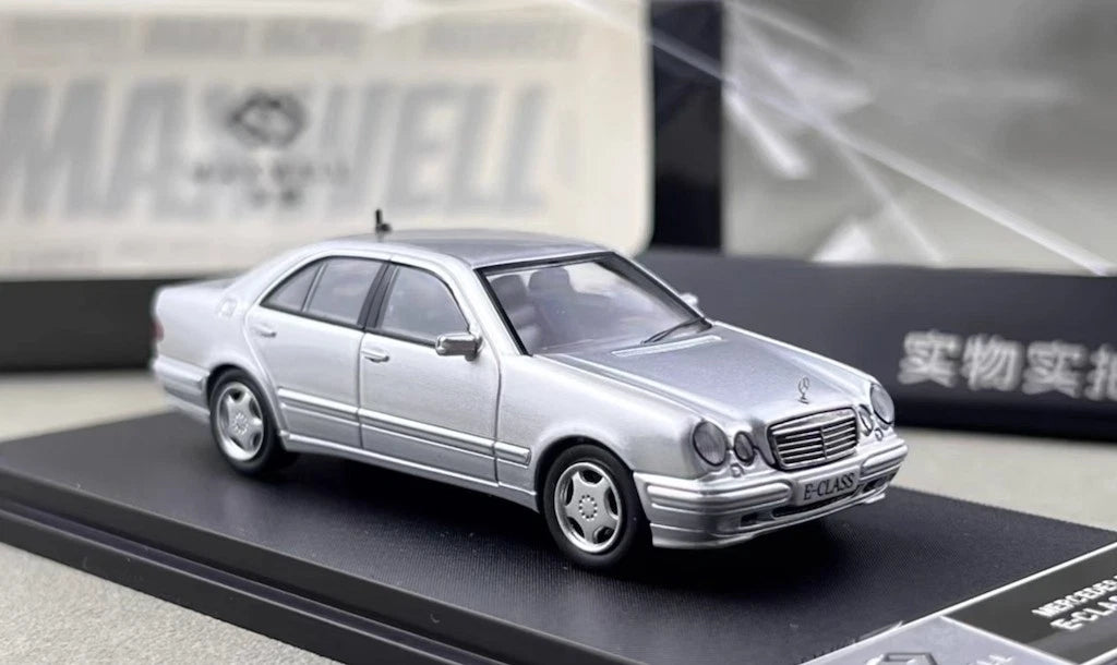 Maxwell Model 1:64-Mercedes-Benz e230 w210 Silver  MW640033