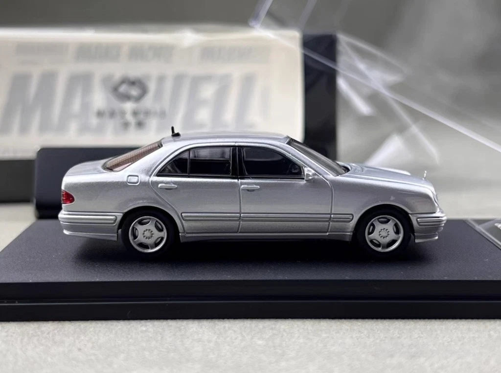Maxwell Model 1:64-Mercedes-Benz e230 w210 Silver  MW640033