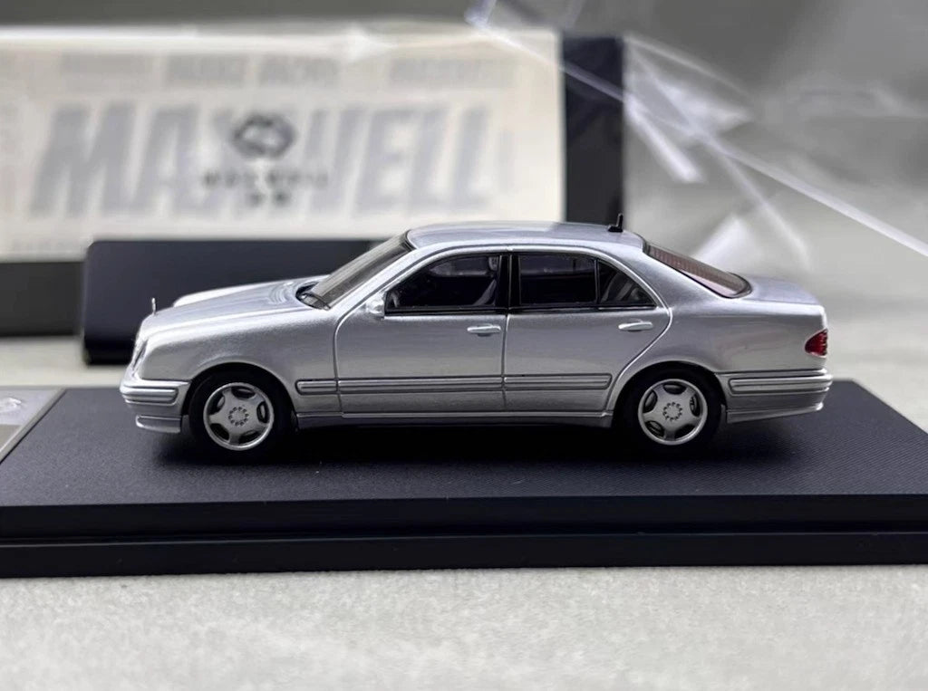 Maxwell Model 1:64-Mercedes-Benz e230 w210 Silver  MW640033
