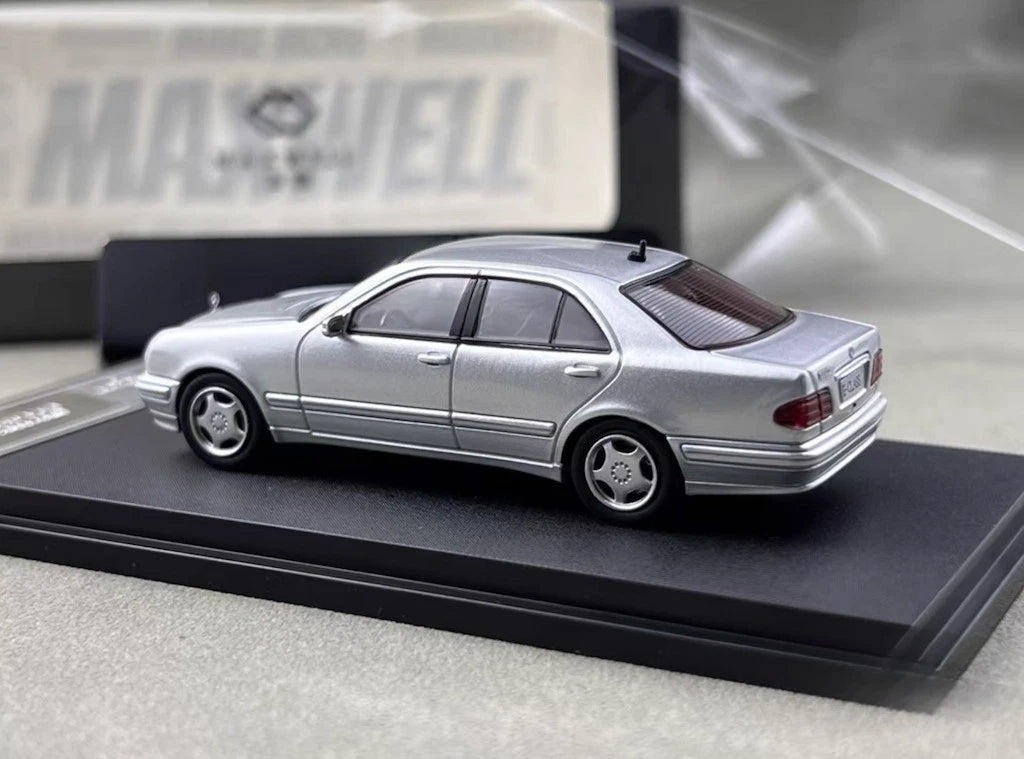 Maxwell Model 1:64-Mercedes-Benz e230 w210 Silver  MW640033