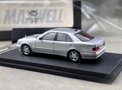 Maxwell Model 1:64-Mercedes-Benz e230 w210 Silver  MW640033