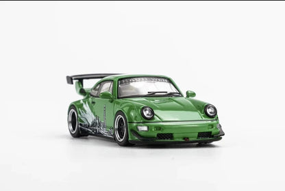 Motorhelix 1:64 Porsche RWB 964 – Signal Green – Hong Kong ToyCar Salon Exclusive – Boîte Acrylique M62125DZ-HK