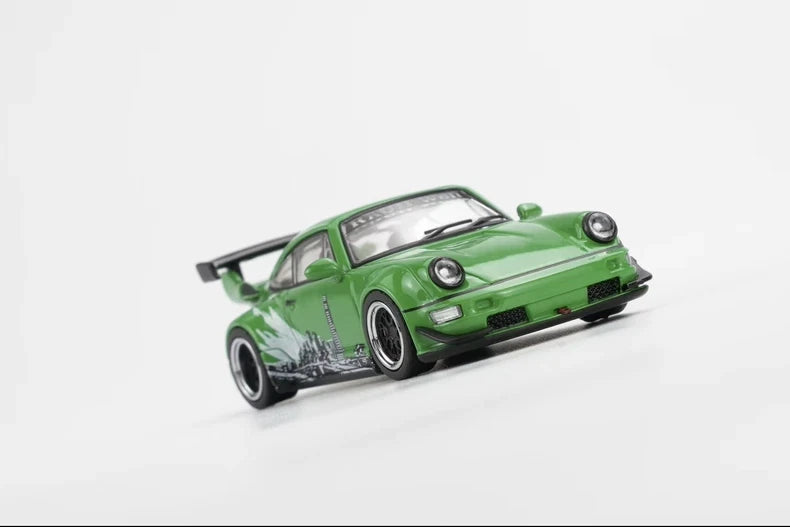 Motorhelix 1:64 Porsche RWB 964 – Signal Green – Hong Kong ToyCar Salon Exclusive – Boîte Acrylique M62125DZ-HK