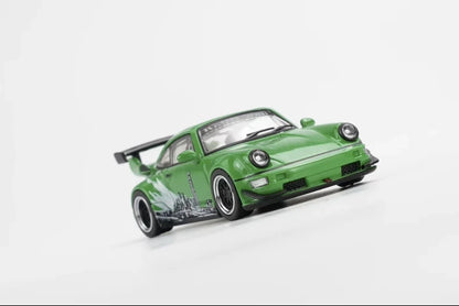 Motorhelix 1:64 Porsche RWB 964 – Signal Green – Hong Kong ToyCar Salon Exclusive – Boîte Acrylique M62125DZ-HK