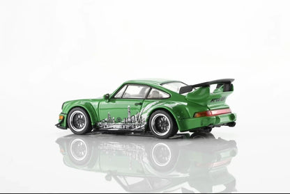Motorhelix 1:64 Porsche RWB 964 – Signal Green – Hong Kong ToyCar Salon Exclusive – Boîte Acrylique M62125DZ-HK