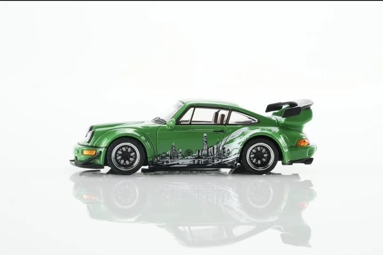 Motorhelix 1:64 Porsche RWB 964 – Signal Green – Hong Kong ToyCar Salon Exclusive – Boîte Acrylique M62125DZ-HK