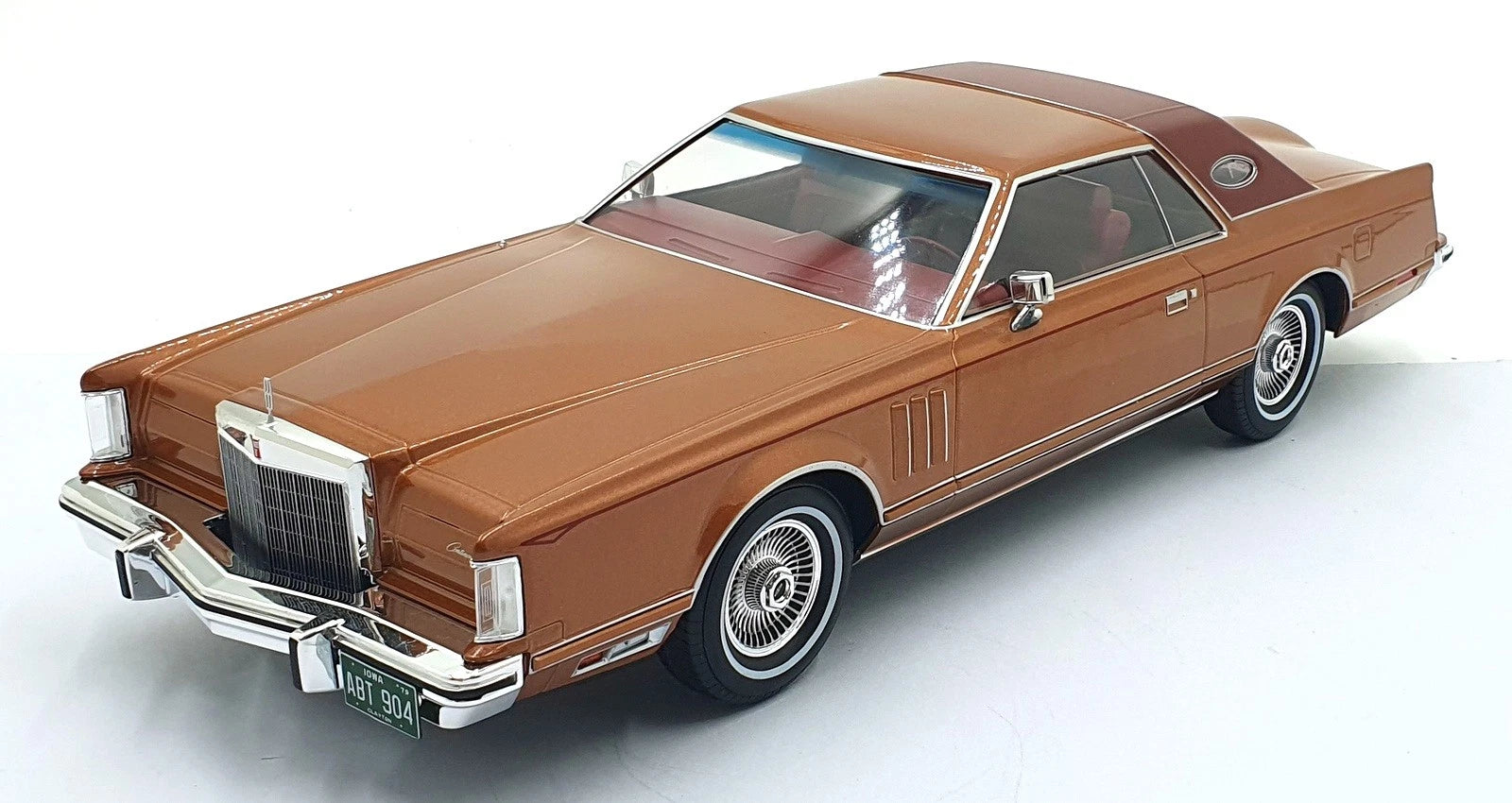 Lincoln Continental Mark V Met. Crystal Apricot