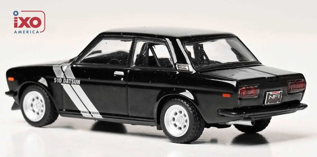 IXO America 1:64 1971 Datsun 510 – Black avec Silver Stripes – U64RDC005-JC