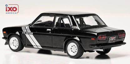 IXO America 1:64 1971 Datsun 510 – Black avec Silver Stripes – U64RDC005-JC