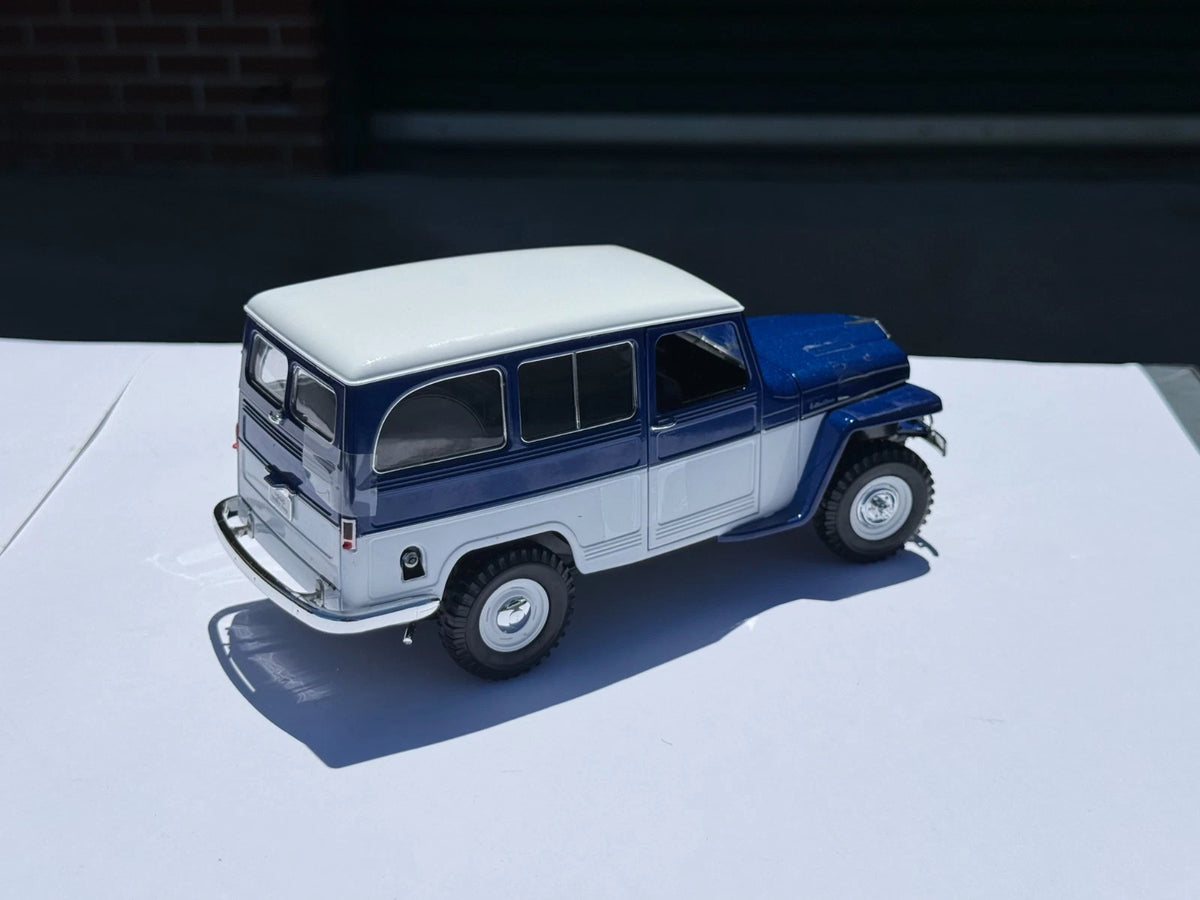 Lucky Die Cast – Willys Jeep Station Wagon 1955 – Bleu – 1:18 – 92858B