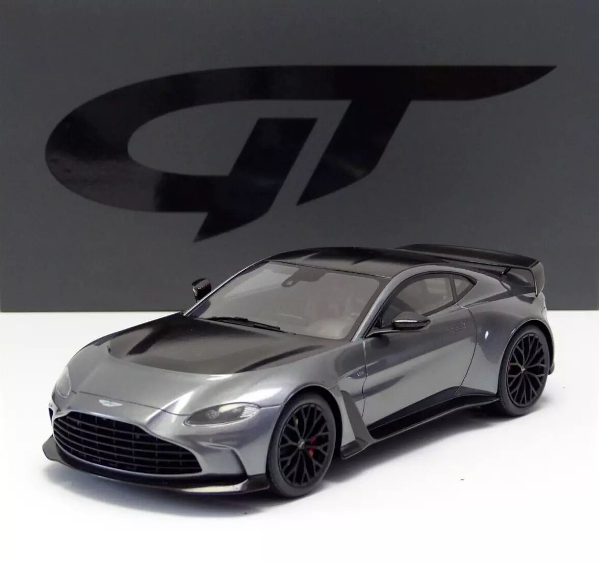 Aston Martin V12 Vantage 2023