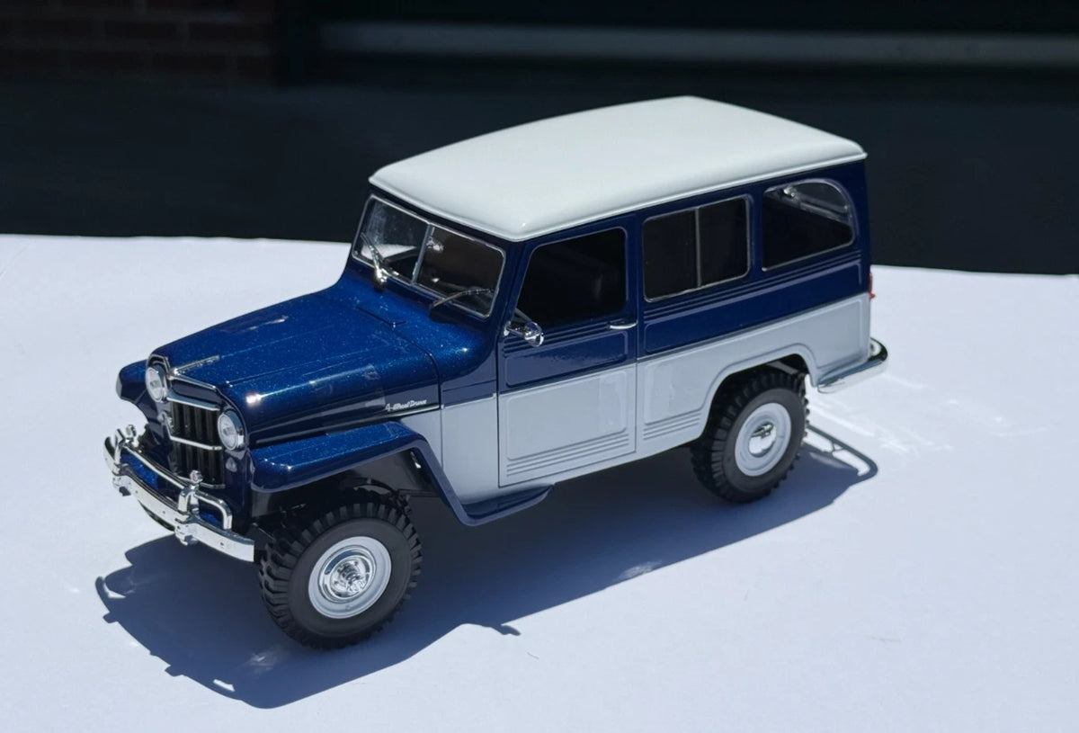 Lucky Die Cast – Willys Jeep Station Wagon 1955 – Bleu – 1:18 – 92858B
