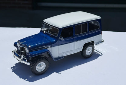 Lucky Die Cast – Willys Jeep Station Wagon 1955 – Bleu – 1:18 – 92858B