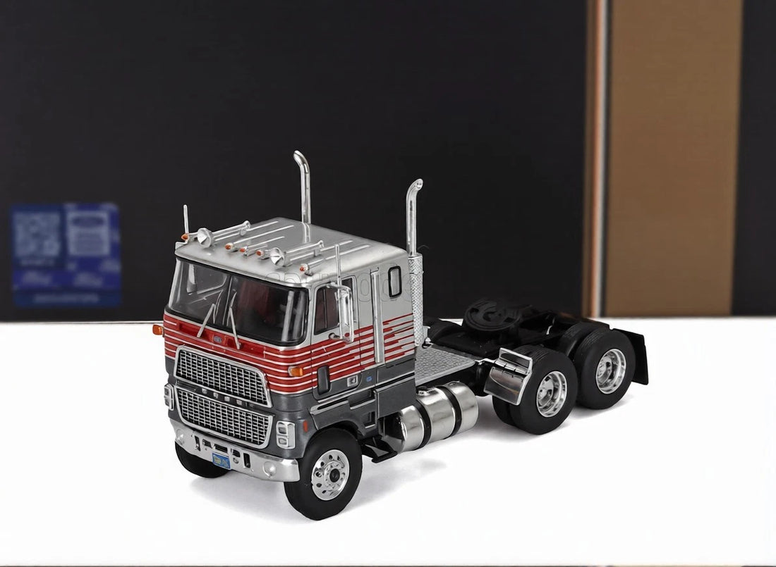 Ford CL9000 1976 Silver Prime Mover (1:64)