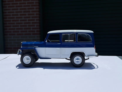 Lucky Die Cast – Willys Jeep Station Wagon 1955 – Bleu – 1:18 – 92858B