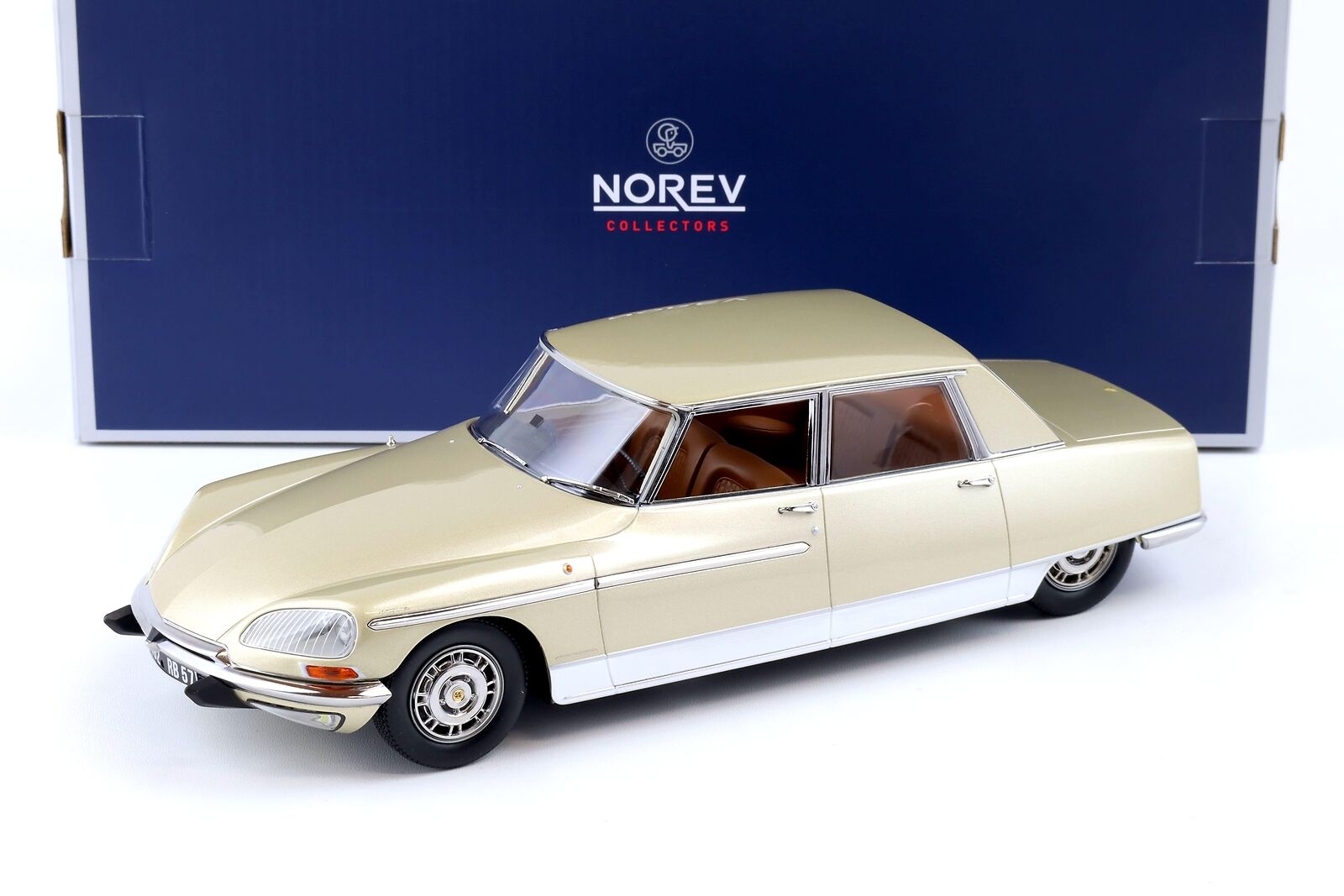 J*n様 Citroën DS21 1/24 プラモデルキット Citroen DS21 (1/24) (fs)