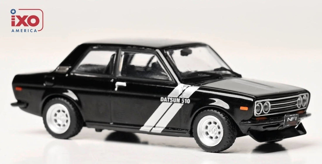 IXO America 1:64 1971 Datsun 510 – Black avec Silver Stripes – U64RDC005-JC