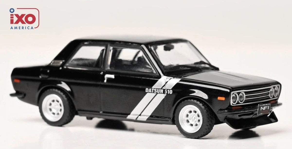 IXO America 1:64 1971 Datsun 510 – Black avec Silver Stripes – U64RDC005-JC