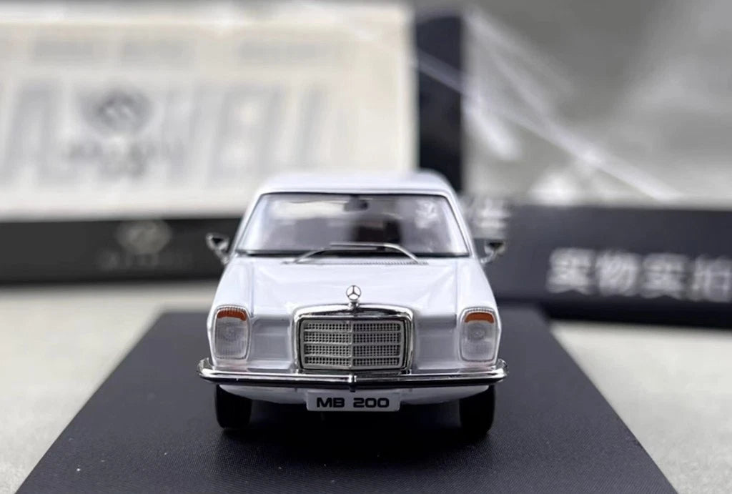 Maxwell Model 1:64-Mercedes-Benz 200 W114-Pearl White MW640029
