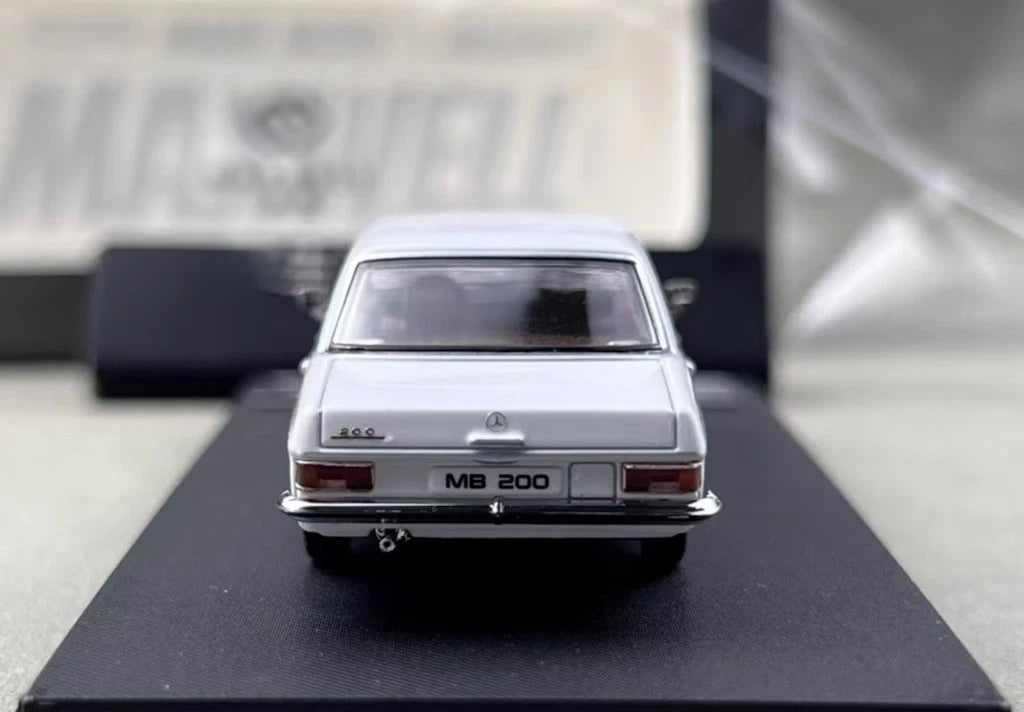 Maxwell Model 1:64-Mercedes-Benz 200 W114-Pearl White MW640029