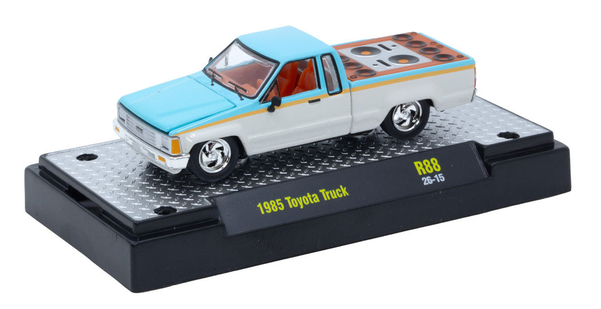 M2 Machines 1:64 Toyota Pickup Truck 1985 avec système audio dans la caisse – Blanc et bleu – Model Kits Series 88 – 37000-88-A