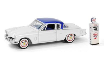 GreenLight 1:64 The Hobby Shop Série 16 – Studebaker Commander Starliner 1954 avec pompe à essence Vintage Wayne 505 – Chevron Supreme – GL97160-B