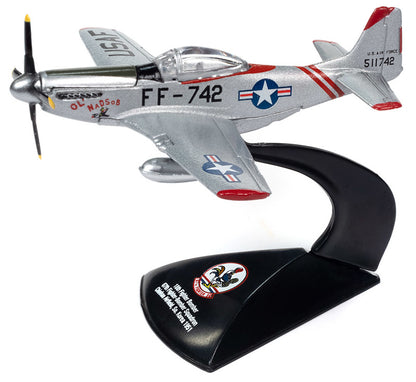 Avion de chasse F-51D Mustang « Bataille du Punchbowl – Départ de la base aérienne de Chinhae » – Johnny Lightning Korea The Forgotten War (JLML009-1B-E)