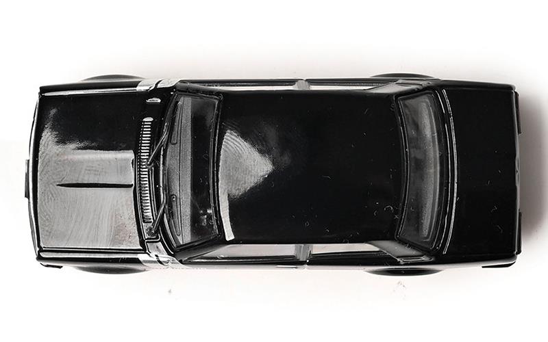 IXO America 1:64 1971 Datsun 510 – Black avec Silver Stripes – U64RDC005-JC