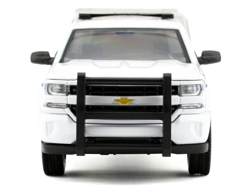 Motormax 1:27 2017 Chevrolet Silverado 1500 LT Z71 Crew Cab – RCMP with Camper Box 76648