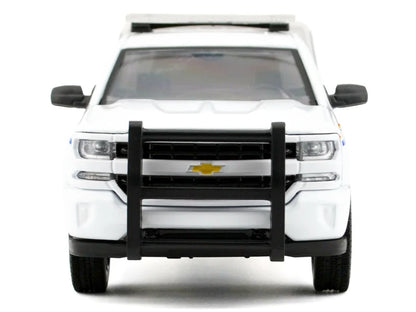 Motormax 1:27 2017 Chevrolet Silverado 1500 LT Z71 Crew Cab – RCMP with Camper Box 76648