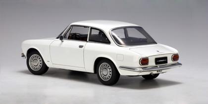 Alfa Romeo 1750 1/18 AUTOart 白 AUTOart Millennium 1967 Alfa Romeo 1750 1/18 Scale Model