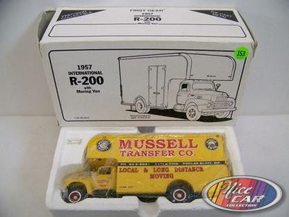 1957 International R-200 with Moving Van **1 seulement**